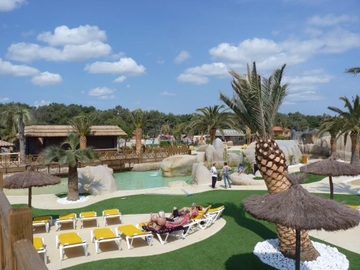 Plage de piscine en gazon synthétique dans un camping