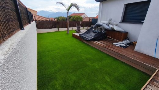 Gazon synthétique le long d’une terrasse bois à Saint-Jean-Lasseille, après les travaux