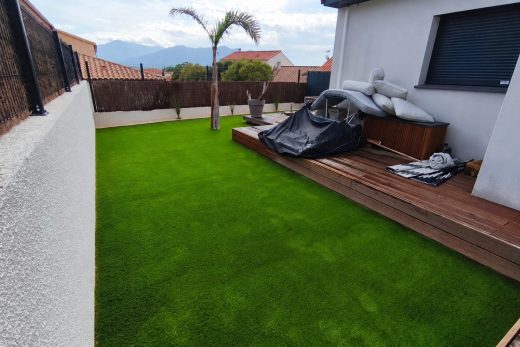 Gazon synthétique le long d’une terrasse bois à Saint-Jean-Lasseille, après les travaux