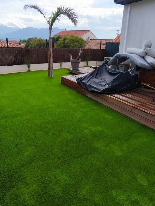 Gazon synthétique le long d’une terrasse bois à Saint-Jean-Lasseille, après les travaux