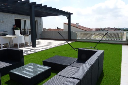 Gazon synthétique devant une terrasse avec pergola