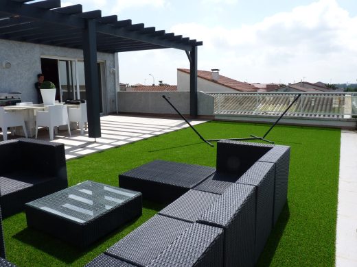 Gazon synthétique devant une terrasse avec pergola