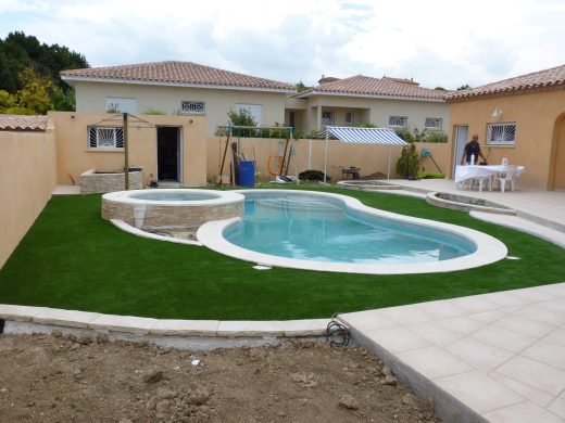 Tour de piscine en gazon synthétique