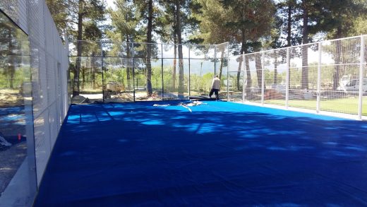 Gazon bleu posé sur un terrain de padel au Boulou