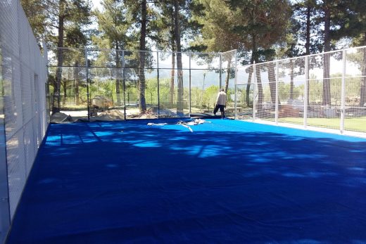 Gazon bleu posé sur un terrain de padel au Boulou