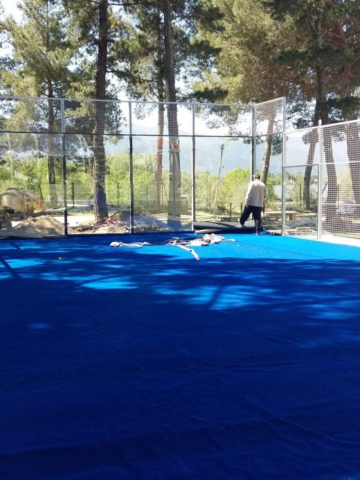 Gazon bleu posé sur un terrain de padel au Boulou