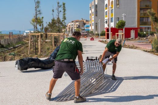Installation d’un banc en inox au Barcarès