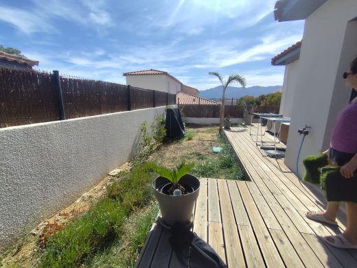 Jardin de Saint-Jean-Lasseille avant la pose du gazon synthétique