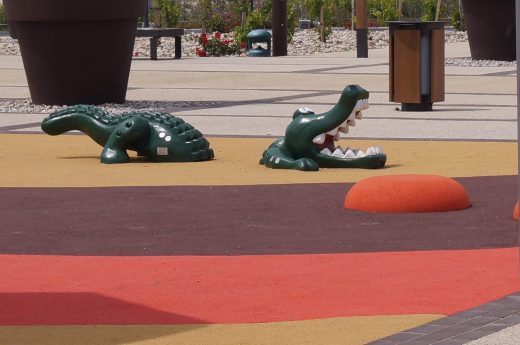 Jeux crocodiles sur le sol souple d’une aire de jeux pirates