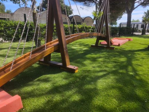 Piste de mini-golf en gazon synthétique au camping La Côte des Roses à Narbonne