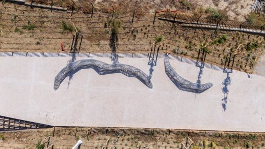 Mobilier urbain posé le long d’une promenade au Barcarès