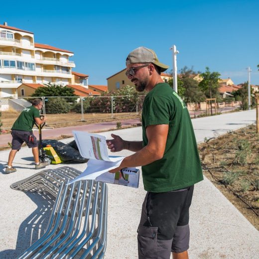 Montage d’un banc par l’équipe GAPE au Barcarès