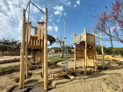 Montage de jeux en robinier au camping Brasilia