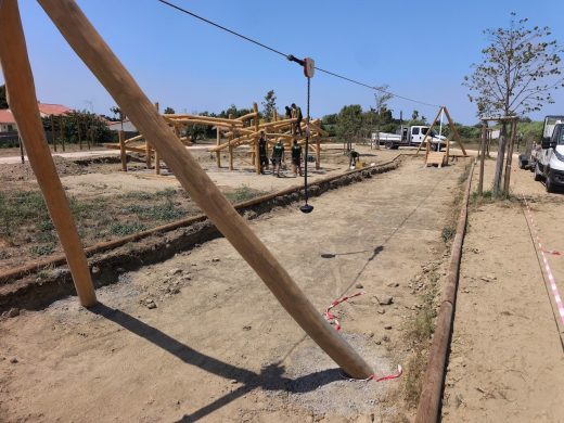 Montage des jeux en robinier du parc de Canet-en-Roussillon