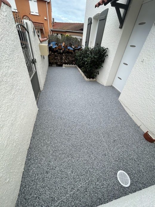 Devant de maison en moquette de pierre à Claira