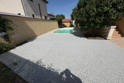 Abords de piscine en moquette de pierre à Saint-Laurent-de-la-Salanque