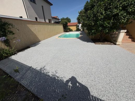 Abords de piscine en moquette de pierre à Saint-Laurent-de-la-Salanque