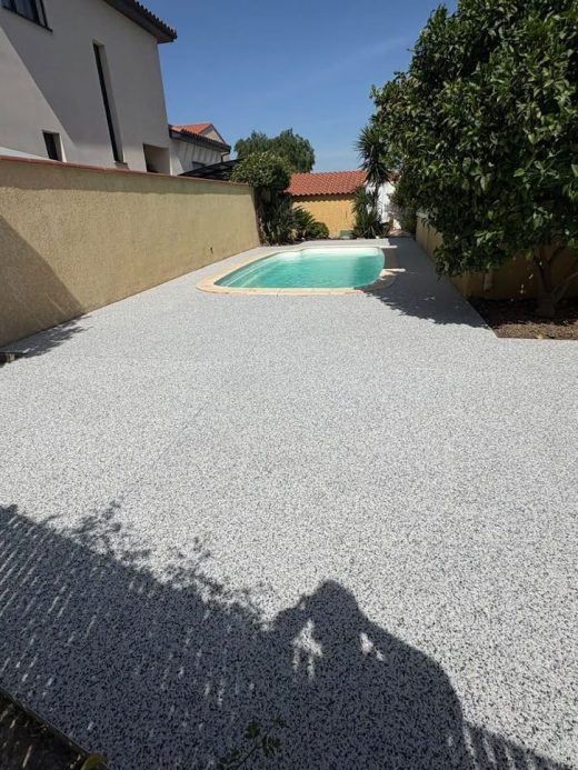 Abords de piscine en moquette de pierre à Saint-Laurent-de-la-Salanque