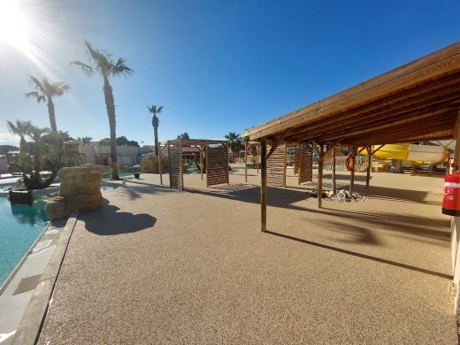 Terrasse en moquette de pierre au camping Les Tamaris