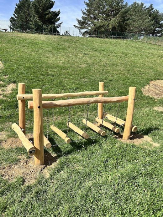 Parcours d’équilibre en bois dans une école maternelle