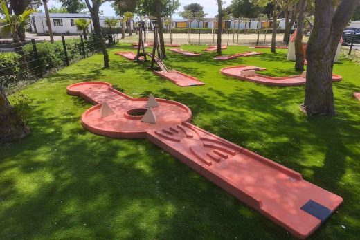 Parcours de mini-golf du camping La Côte des Roses à Narbonne