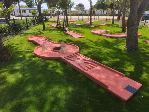 Parcours de mini-golf du camping La Côte des Roses à Narbonne