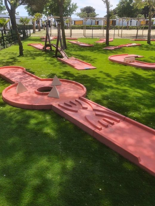 Parcours de mini-golf du camping La Côte des Roses à Narbonne