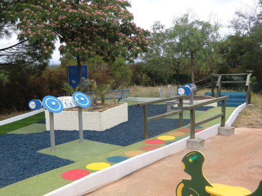Parcours de sport santé dans un jardin