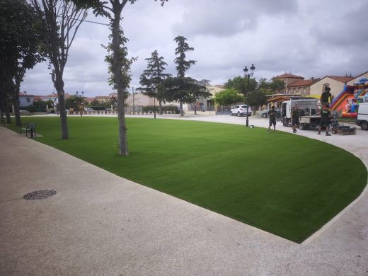 Pelouse synthétique du parc municipal de Pia
