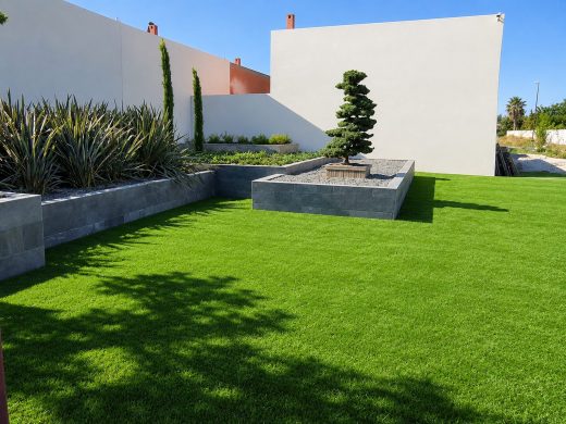 Le même jardin en gazon synthétique, autour du bac du bonsaï