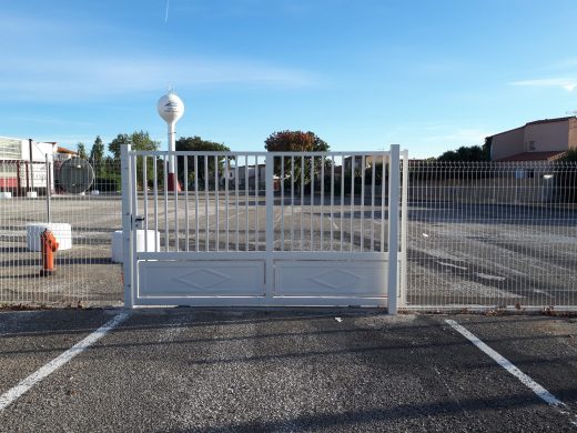 Portail et clôture rigide d’un parking