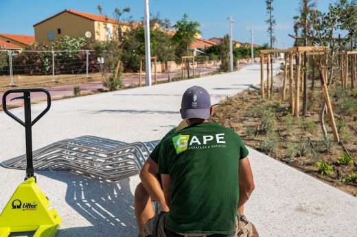 Pose d’un banc en inox par l’équipe GAPE au Barcarès