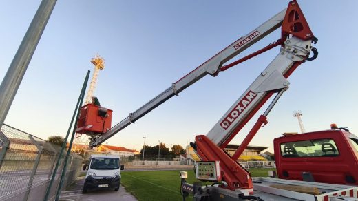 Pose d’un filet pare-ballons à la nacelle dans un stade de Perpignan