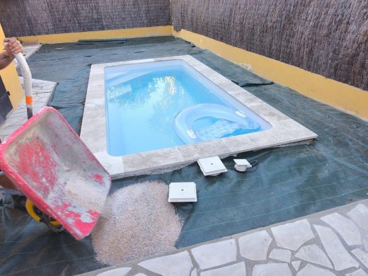 Préparation du sol avant la pose du gazon autour d’une piscine à Pia