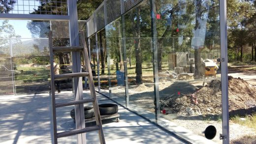 Pose des vitres d’un terrain de padel au Boulou