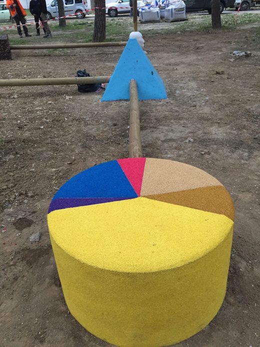 Pouf en béton coloré remis en état