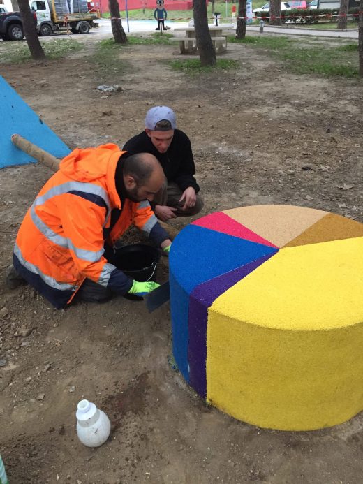 Remise en état d’un pouf en béton coloré