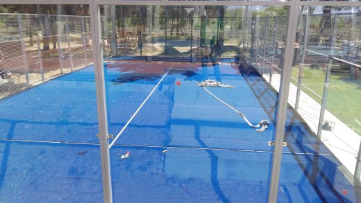 Sablage du gazon d’un terrain de padel au Boulou