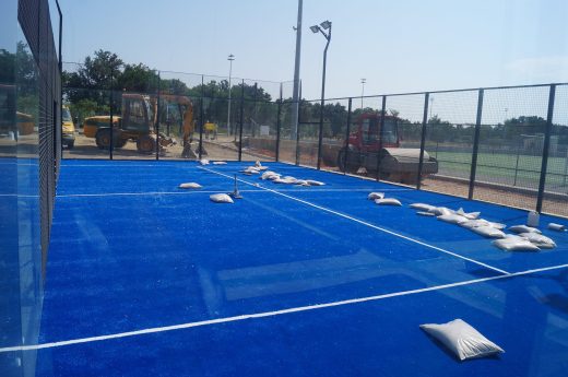 Sablage du gazon d’un terrain de padel à Perpignan