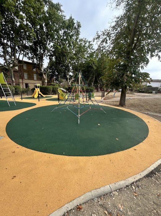 Sol coulé vert et jaune du parc municipal de Canet-d’Aude