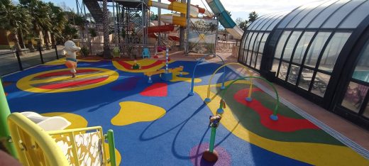 Sol souple coloré de l’aire de jeux du camping Les Tamaris