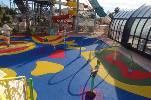 Sol souple coloré de l’aire de jeux du camping Les Tamaris