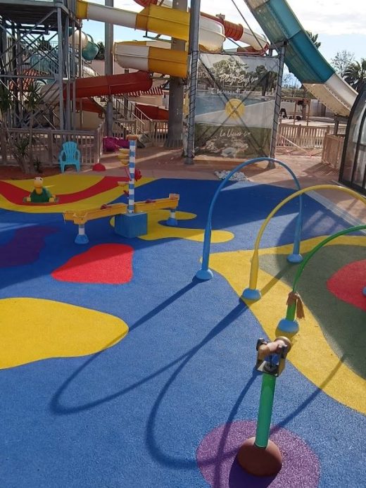Sol souple coloré de l’aire de jeux du camping Les Tamaris
