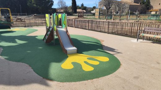 Aire de jeux sur sol souple coulé vert et jaune