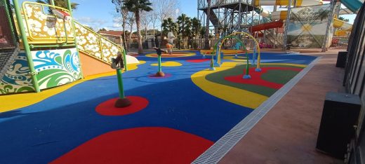 Espace de jeux sur sol souple au camping Les Tamaris