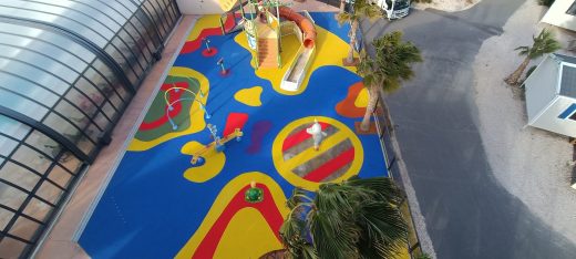 Sol souple et jeux du camping Les Tamaris