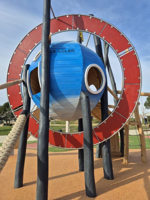 Sphère d’escalade d’une structure de jeux en robinier