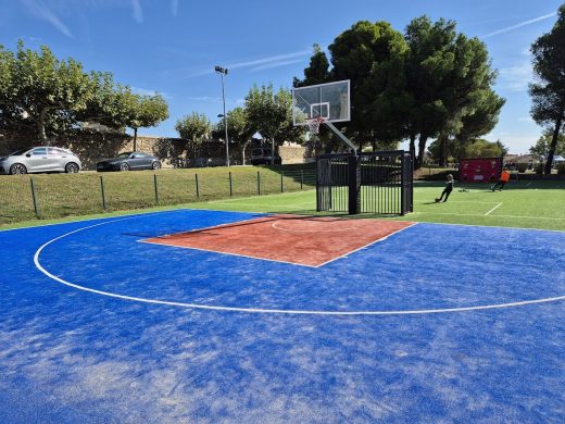 Terrain multisport avec panier de basket