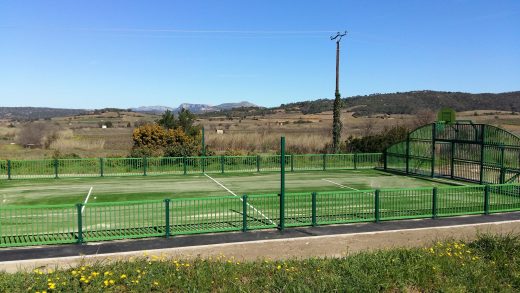 Terrain multisport clôturé avec pare-ballons