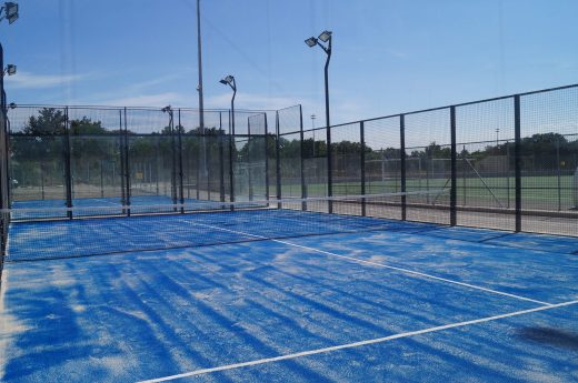 Terrain de padel en gazon bleu à Perpignan